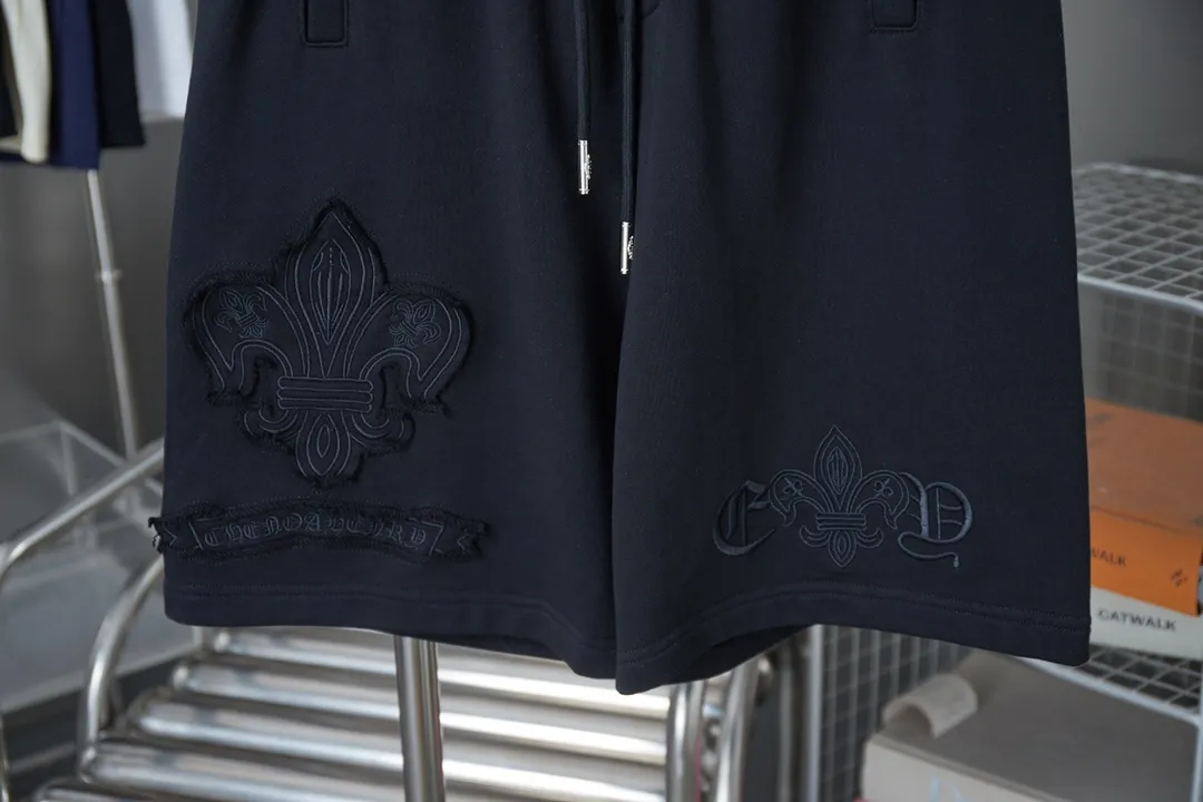 🅿️210 Ch*ome Hearte 2025ss new shorts Honbu patch cross embroidered shorts light luxury essential item for daily commuting for men and women Correct version Welcome to compare Detailed features · Made of 380g pure cotton health cloth fabric · Imported Tajima machine embroidery Honbu patch cross letters · Open mold to customize the original logo engraved hanging clock · Loose waist trousers · Double-needle sewing across seams · Original main mark, washed tag, moisture-proof paper packaging Color: Black/White Size: S M L XL